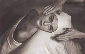Face Massage by Horst P. Horst – un regard oblique
