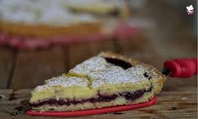 La crostata amaretti e marmellata è un dolce da credenza, facilissimo e delicato ma di un buono due strati sottili di pasta frolla senza burro racchiudono un ripieno cremoso di marmellata e amaretti; Crostata Con Crema E Confettura Di Mirtilli Ricetta Con E Senza Bimby Ricette Panetterie Dolci
