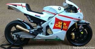 Conosciuto fra gli appassionati con il nomignolo di sic o supersic, è morto a 24 anni durante il gran premio della malesia. Marco Simoncelli 2011 1 12 Buy Motorcycle Models At Todocoleccion 191648572