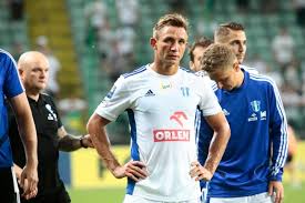 Wspólnie kroi cytryny, huśta na huśtawce oraz obściskuje na boisku. Gacy Ak8oj3bm