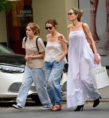 Angelina Jolie tem dia de compras com a filha caçula Vivienne Jolie-Pitt;  foto
