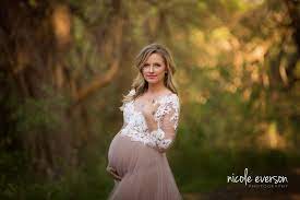 How to pose in pictures while pregnant. 9 Maternity Poses To Create A Diverse Photo Gallery
