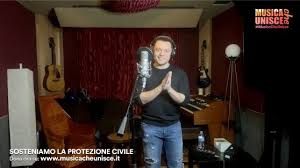 Skitarrate per suonare la tua musica, studiare scale, posizioni per chitarra, cercare, gestire, richiedere e inviare accordi, testi e spartiti. Musica Che Unisce Su Rai 1 Una Serata Di Solidarieta Per Aiutare Ad Aiutarci La Repubblica