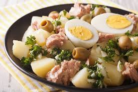 Salade De Pommes De Terre Au Thon Oeufs Durs Et Olives En 2020 Salade Pomme De Terre Recettes De Cuisine Salade Pomme