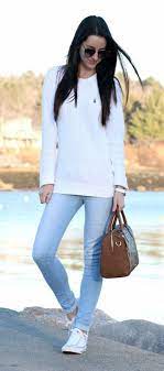 30 Trendy How To Wear Jeans With Sneakers Casual White Converse How To Wear White Converse Winter Fashion Outfits Trendy Winter Fashion