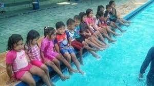 Saat ini, kursus renang bayi memang ada banyak, tetapi disarankan untuk menunggu sampai seorang anak cukup umur untuk dapat mengikuti instruksi guru. Belajar Berenang Dengan Instruktur Pelatih Anak Anak Di Kolam Renang Learn Swim Kids In The Pool Youtube