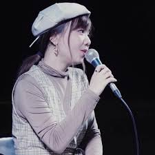 เป็นนกขนาดเล็ก ลำตัวยาว ๒๑ เซนติเมตร จัดเป็นนกที่มีความสวยงามมาก นกตัวผู้มีส่วนหัวสีดำ ท้ายทอยมีสีฟ้าประกายสดใส ด้านหลังสีน้ำตาล. Dcvvqdf24e4ysm