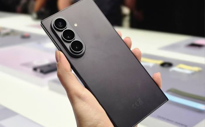 Galaxy Z Fold8 Ultra fica mais fino, reduz o vinco e ganha bateria de 5.000  mAh