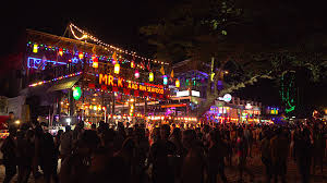 The more we researched the half moon party, the more it seemed like everyone not only recommended it, but many said that it was actually better than the full moon party. Was Ist Die Full Moon Party Auf Koh Phangan Funky Turtle