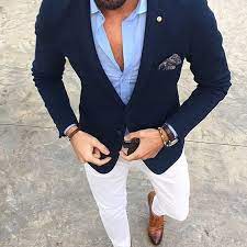 Trois poches extérieures (deux poches à rabat dans le bas et une poche au niveau de la poitrine) et trois poches intérieures. Tenue Blazer Bleu Marine Chemise A Manches Longues Bleu Clair Pantalon Chino Blanc Double Monks En Cuir Marron Mode Homme Styles De Mode Pour Hommes Style Vestimentaire Homme