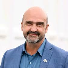 les vêtements ne font pas l'homme, mais un bon tailleur aide certainement.  Bonjour pour Eurosatory 2024 Paris 🇫🇷 And it would not feel right without  offering croissants 🥐 and coffee ☕️ so