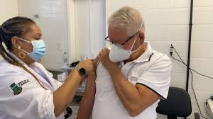 File:Brasileiro tomando vacina contra o COVID-19.jpg