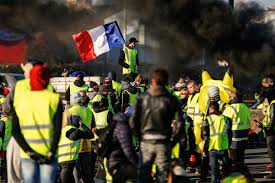 Du bonnet rouge au gilet jaune. Gilets Jaunes Un Acte 2 S Organise A Paris Samedi 24 Novembre