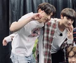 Bts y txt son hermanos pues ambos están en bighit, pero army encontró al gemelo de jungkook. Sae Tae