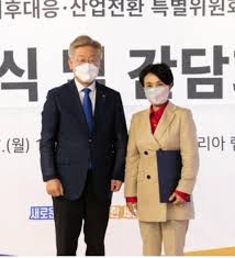 강금실 "김건희 누구인가, 尹의 아내 외 정체 불확실…타인 삶 베낀 의혹까지" - 파이낸셜뉴스