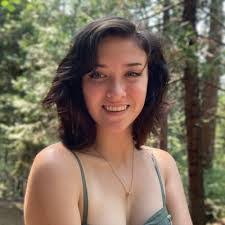 Elizabeth Cathcart's Instagram, Twitter & Facebook