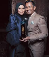 One of the most celebrated designer duo, rizman ruzaini, decided to go back to the 90s at the kuala lumpur fashion week 2018. Isteri Pereka Duo Terkenal Ruzaini Jamil Kongsi Pengalaman Lahirkan Bayi Pramatang Nona
