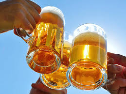 Foam nice - Comment trinquer dans le monde ? On vous dit tout ✌️ • Comment  trinquer en Allemagne : "Prost !" On fait s'entrechoquer tous les verres,  et on se regarde
