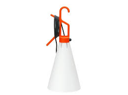 Här har du en bordslampa, taklampa, golvlampa och arbetslampa i ett. Mayday By Flos