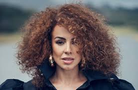 Así luce Amanda, la prima de Sabrina la Bruja Adolescente a sus 30 años