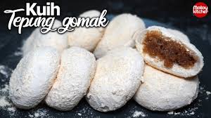 Pewarna (ekstrak bunga telang) daun pisang yang sudah dilayur; Kuih Tepung Gomak Atau Kuih Abuk Abuk Lembut Dan Sedap Dari Yang Lain Youtube