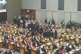 Maka bermula lah parti politik yang berusaha mendapatan sokongan rakyat supaya mereka dapat memerintah menurutnya lagi, apabila wakil rakyat sudah menikmati kelebihan yang diberikan, pemimpin mula melupakan dan meninggalkan tanggungjawab. Wakil Rakyat Baru Akankah Menjanjikan Perubahan Republika Online