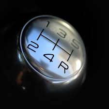 En outre, la voiture électrique ne possède pas de boîte de vitesse, puisque l'axe du moteur et celui des roues fonctionnent ensemble, sans piston. Definition De Boite De Vitesses Manuelle Sur Le Lexique Automobile De Kidioui
