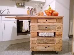 Kochinsel Aus Aufeinander Gestapelten Paletten Paletten Kuche Insel Diy Palettenmobel Mobel Aus Paletten