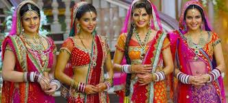 Lehengga choli merupakan pakaian india yang lahir dan berkembang di wilayah gujarat, rajasthan dan kutch. Kostum India