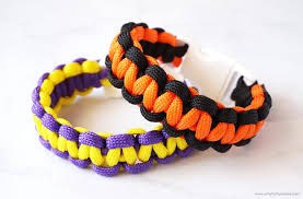 These extras are visible, although sometimes you can hide them in the paracord sheath. Diy Paracord Bracelets Artsy Fartsy Mama