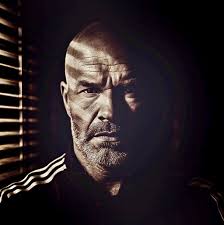 Som vi har undrat vem världens bästa heavymetal-trummis är! Inte ens 15  hängpukor och 32 Zildjian-cymbaler räcker för att knipa förstaplatsen. Sam  Spandex och de andra karaktärerna hittar du i ”I manegen