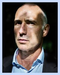 Roy Kramer is geen watje. Om populisten als Geert Wilders te kloppen,  schrijft hij, moeten centrumpolitici het mes tussen de tanden klemmen. “Ik  snap dat hoogopgeleide mensen daar een paar morele hobbels