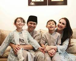 Pria bernama lengkap emil elestianto dardak ini lahir di jakarta, 20 mei 1984. Emil Dan Keluarga Ucapkan Selamat Idulfitri 1442 H Berita Baru Jatim