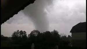 Trąba powietrzna (tornado, tajfun, twister) trąby powietrzne zwane inaczej tornadem, tajfunem lub twisterem pojawiają się zazwyczaj w prawej, tylnej części układu burzowego. Traba Powietrzna Przeszla Nad Ustroniem Morskim Porwala 8 Domkow Sa Ranni Wideo Polsat News