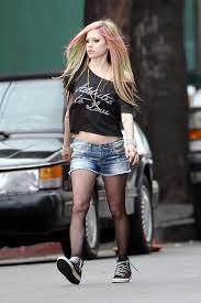 Watch the video to #wearewarriors here: Crunchyroll Avril Lavigne Gruppenbeschreibung