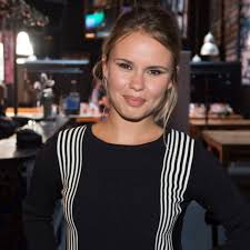 Elle est révélée au grand public. Les Divas Du Divan Lea Clermont Dion Tvmtv Acast