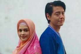 Ia dikenal karena perannya sebagai hellena karin di catatan hati seorang istri dan adriana di anak jalanan. Syuting Film Bareng 10 Potret Cut Meyriska Dan Roger Danuarta