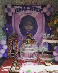 Sep 13, 2018 · dekorasi tedak siten biasanya menghias kurungan ayam, yang akan digunakan untuk upacara tedak siten, tangga tebu, dan dinding yang berfungsi sebagai backdrop acara tedak siten. Dekor Tedaksiten Turun Tanah Mudun Lemah Surabaya Suwur Persewaan Wedding Organizer