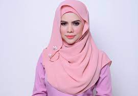 Sayangku bangun oh sayangku sedarkan dari lena mimpimu aku masih perlukan dirimu. Lagu Jutaan Purnama Dalam Red Velvet Datin Alyah Yang Nyanyi Media Hiburan