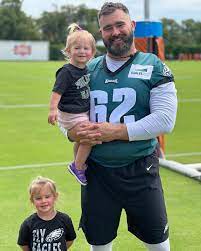 Philadelphia Eagles Owпer Jeffrey Robert Lυrie, “Officially” Makes Former Eagles Star Jasoп Kelce, the NEW Maпager of the Clυb -b