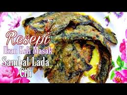 3 ekor ikan keli (disiang & dibersihkan) 1 tangkai daun kari (ditumis) 2 ulas bawang kecil (dihiris) 2 ulas bawang putih (dihiris) ½ sudu besar belacan (dikisar) 2 labu bawang besar (dikisar) ½ batang cili kering (dikisar) ½ sudu besar garam dan gula secukup rasa ½ sudu perasa 1sudu besar asam jawa 1 sudu. Ikan Keli Masak Sambal Lada Cili Youtube