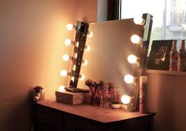 Looking To Make Your Own Diy Hollywood Style Mirror To Add A Touch Of Luxury To Your Dressing Table Check O Hollywood Decor Old Hollywood Decor Hollywood Room