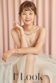 Sau một năm ly hôn tài tử lee dong gun, cuộc sống của nữ diễn viên jo yoon hee và con gái nhận được sự quan tâm của đông đảo dư luận. 14 Korean Couple Ideas Korean Couple Couples Actresses