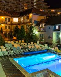 Hotelul monaco este situat in centrul statiunii baile felix, in spatele restaurantului club art, la maxim 200 de metri de strandurile si piscinele din statiune.cazare26 camere duble si 2 apartamente. Complex Monaco Baile Felix Cazare Baile Felix