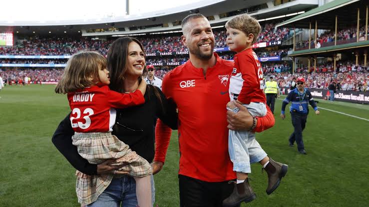 AFL 2023: Lance Franklin tribute, retire, end of an era, lap of honour,  SCG, packed house, Sydney Swans, farewell, Buddy Franklin, Hawthorn,  Jesinta Franklin