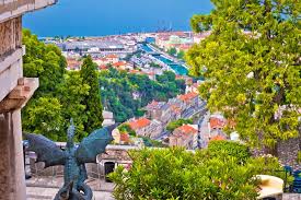 La città di fiume inevitalbimente legata all'italia, per le note vicende dannunziane, è lo snodo principale e l'ingresso in croazia per chi proviene da trieste. Rijeka Perla Della Croazia Capitale Della Cultura 2020 Evolution Travel