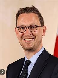 Comical Darren, Starmer's new "Chief Enforcer", telling Chris Hope all  about how "everything's fine, the Government is following it's plan". When  asked whether Rayner's departure had cocked up the PM's plans and