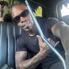 Rob Worthington's Instagram, Twitter & Facebook