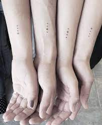 We like how simple and stylish the tattoo is because it will suit everyone. 60 Bruder Schwester Tattoos Fur Geschwister Die Die Besten Freunde Sind Three Sister Tattoos Brother Tattoos Brother Sister Tattoo