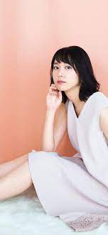 ワンピースを着て座る新垣結衣さん 女性 新垣 結衣 ワンピース